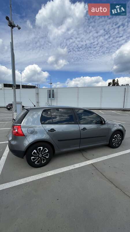 Хэтчбек Volkswagen Golf 2005 в Киеве