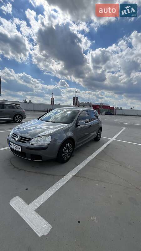 Хэтчбек Volkswagen Golf 2005 в Киеве