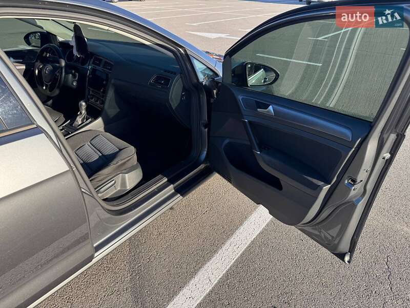 Хэтчбек Volkswagen Golf 2017 в Каменец-Подольском