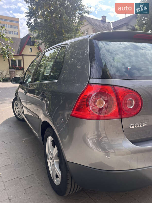 Хетчбек Volkswagen Golf 2005 в Івано-Франківську