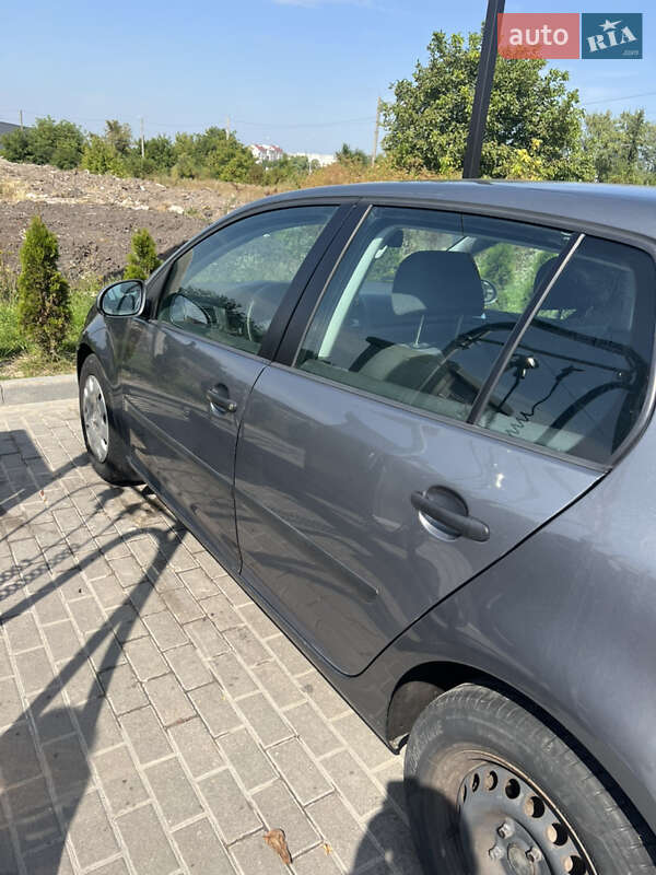 Хетчбек Volkswagen Golf 2005 в Нетішині