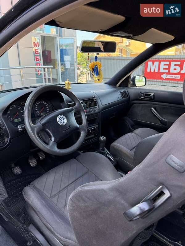 Хетчбек Volkswagen Golf 2002 в Великій Березовиці