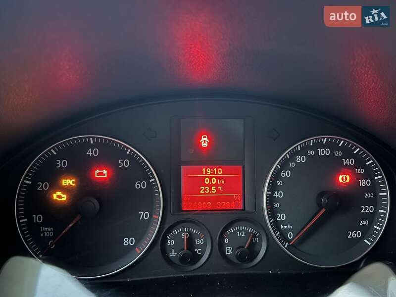 Хетчбек Volkswagen Golf 2004 в Бродах