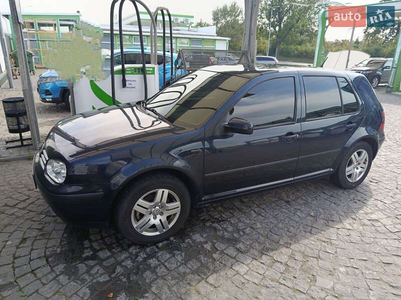 Хэтчбек Volkswagen Golf 2001 в Золочеве