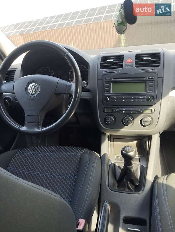 Хетчбек Volkswagen Golf 2004 в Згурівці