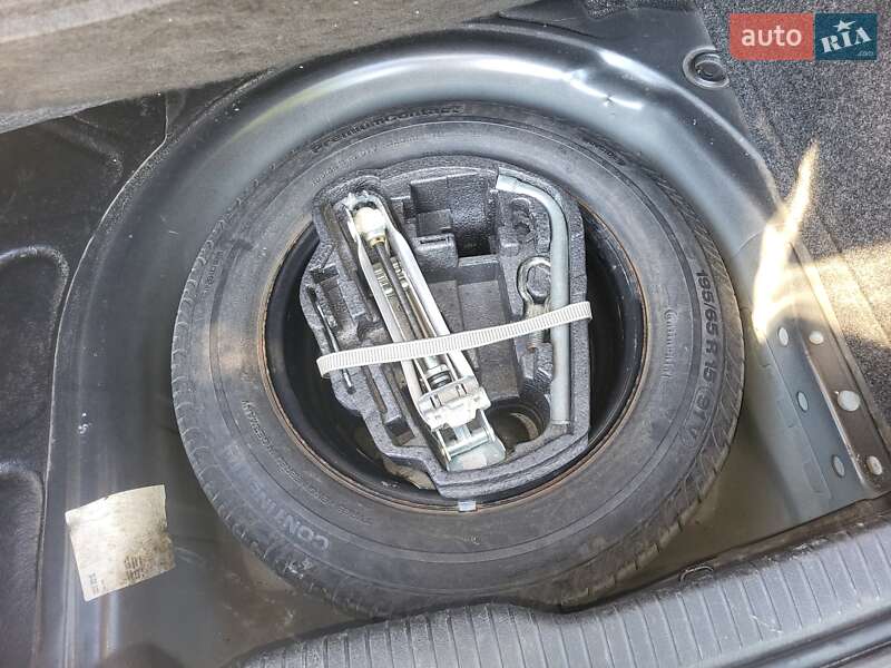 Хетчбек Volkswagen Golf 2003 в Новопетрівці