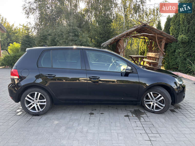 Хэтчбек Volkswagen Golf 2010 в Дубно