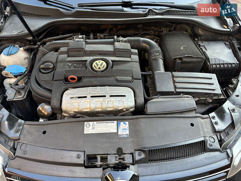 Хэтчбек Volkswagen Golf 2010 в Дубно