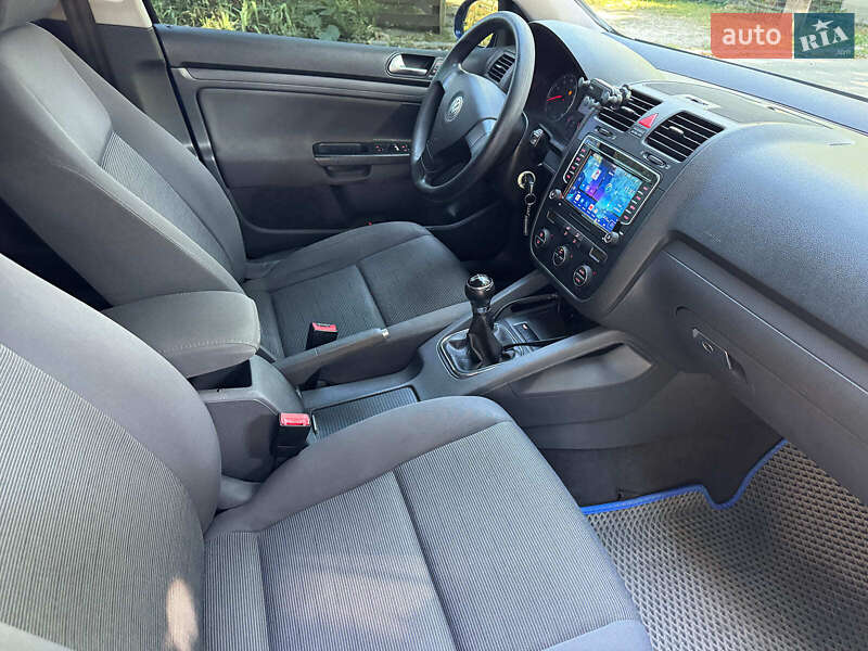 Хетчбек Volkswagen Golf 2005 в Києві