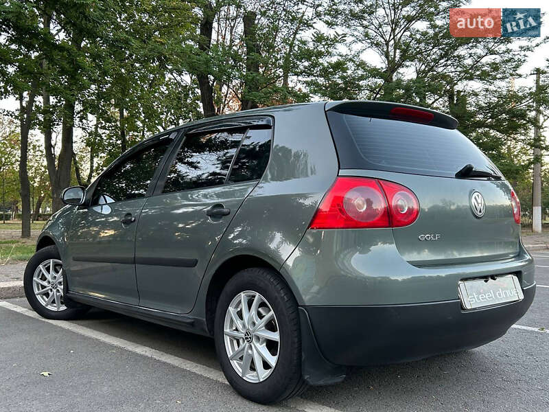 Хетчбек Volkswagen Golf 2005 в Миколаєві