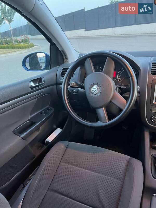 Хэтчбек Volkswagen Golf 2005 в Рожище