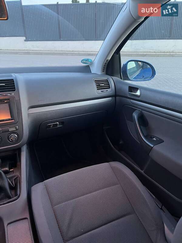 Хэтчбек Volkswagen Golf 2005 в Рожище