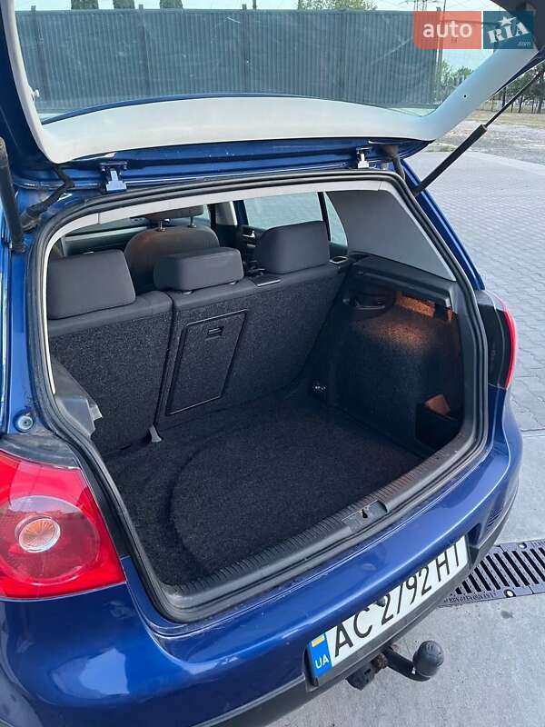 Хэтчбек Volkswagen Golf 2005 в Рожище