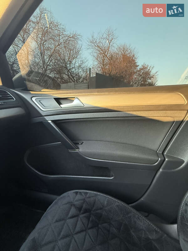 Універсал Volkswagen Golf 2014 в Ужгороді