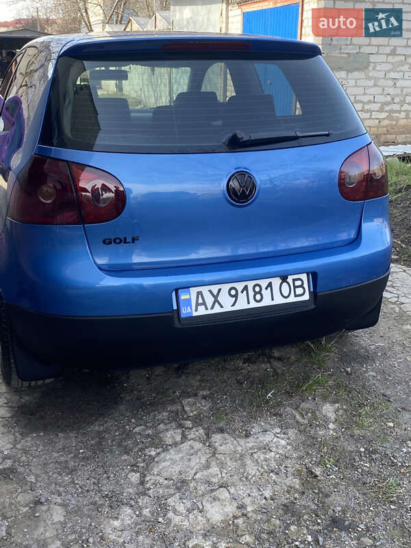 Хэтчбек Volkswagen Golf 2003 в Краснограде