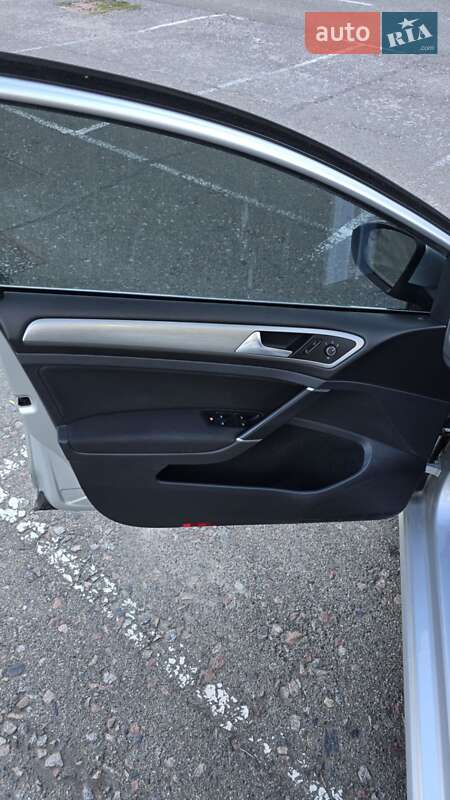 Хетчбек Volkswagen Golf 2015 в Києві