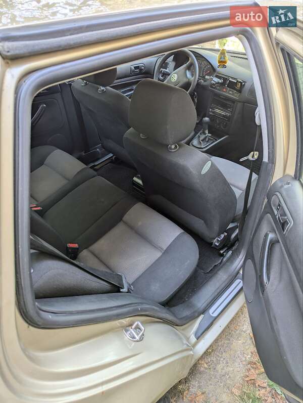 Хетчбек Volkswagen Golf 2001 в Луцьку