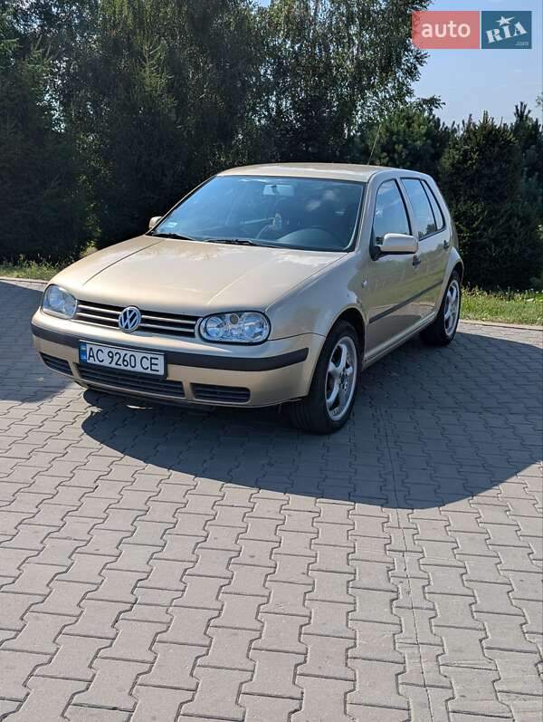 Хетчбек Volkswagen Golf 2001 в Луцьку