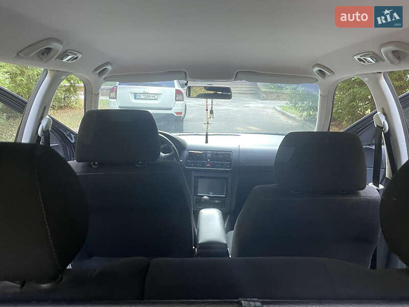 Універсал Volkswagen Golf 2003 в Рівному