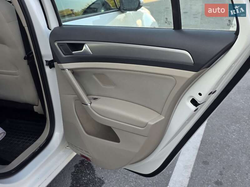 Універсал Volkswagen Golf 2015 в Тернополі