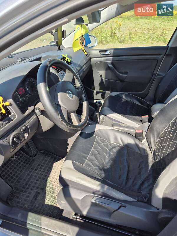 Хэтчбек Volkswagen Golf 2004 в Березному