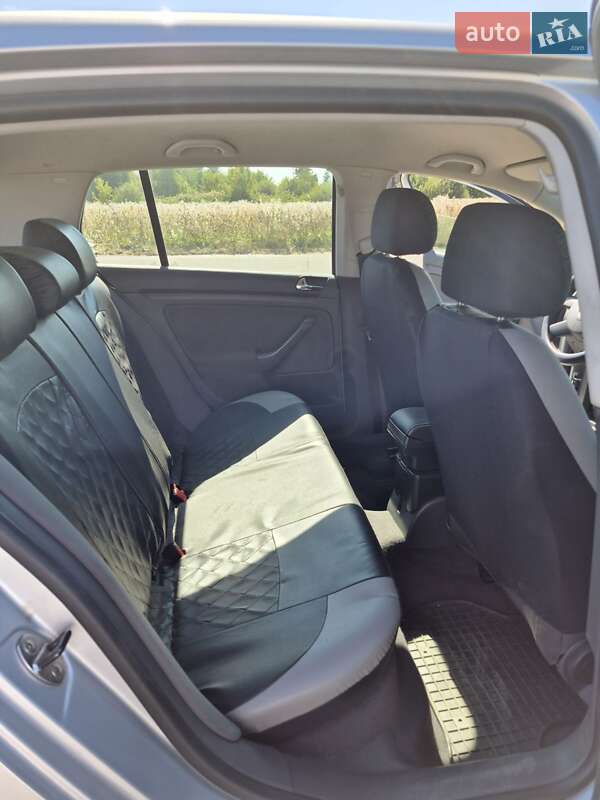 Хэтчбек Volkswagen Golf 2004 в Березному