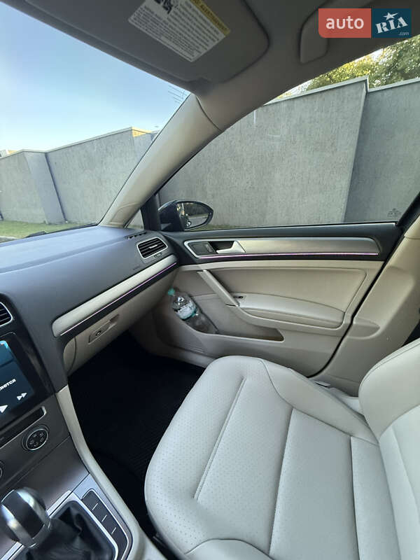 Хетчбек Volkswagen Golf 2015 в Дніпрі