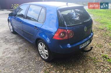 Хэтчбек Volkswagen Golf 2005 в 
