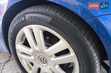 Хэтчбек Volkswagen Golf 2005 в 