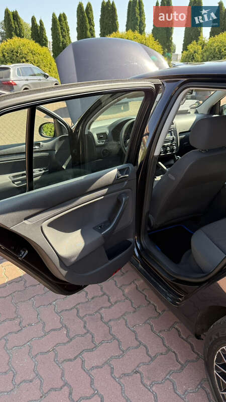 Хэтчбек Volkswagen Golf 2005 в Хмельницком