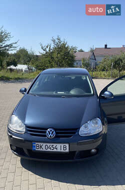 Хэтчбек Volkswagen Golf 2004 в Ровно