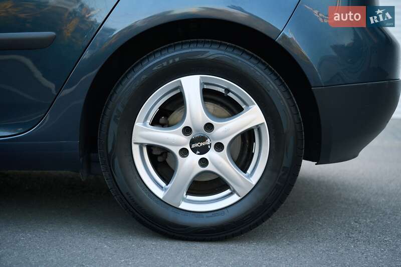 Хэтчбек Volkswagen Golf 2004 в Кременчуге