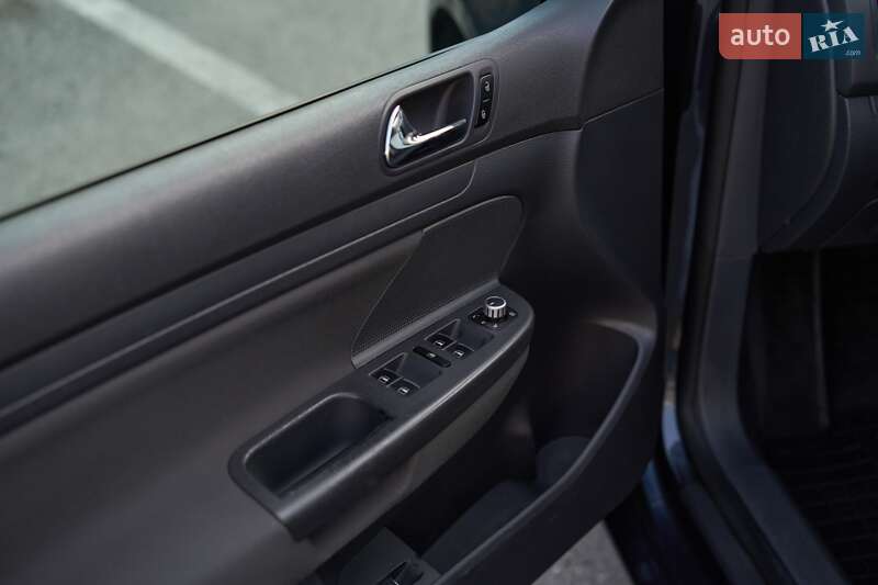 Хэтчбек Volkswagen Golf 2004 в Кременчуге