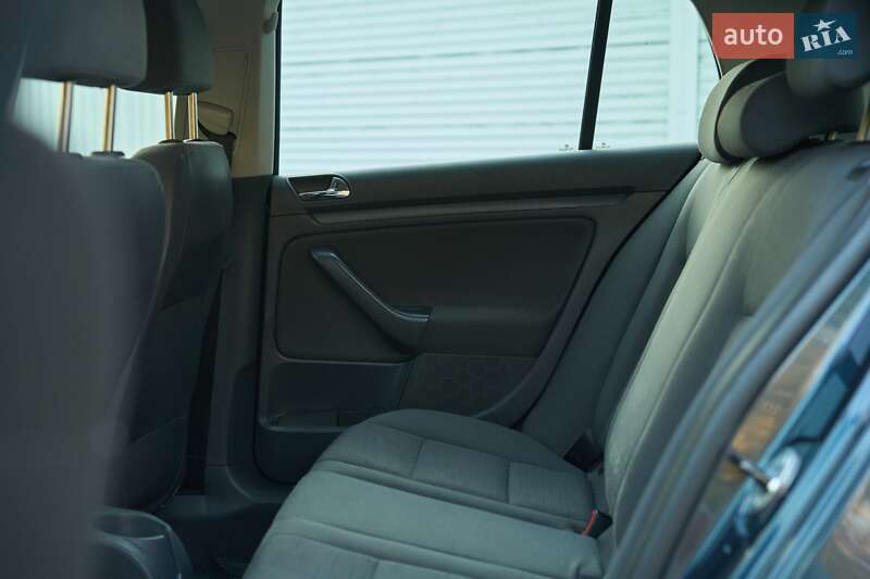 Хэтчбек Volkswagen Golf 2004 в Кременчуге