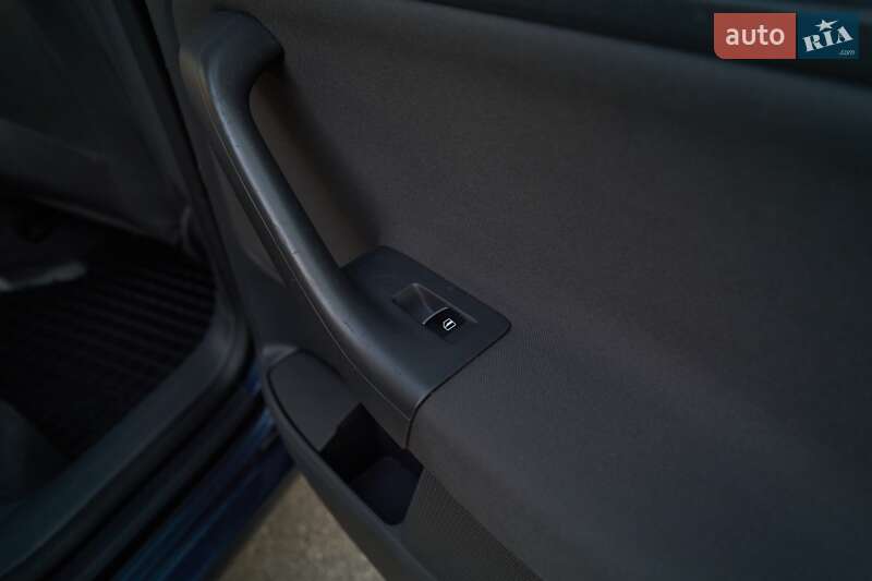 Хэтчбек Volkswagen Golf 2004 в Кременчуге