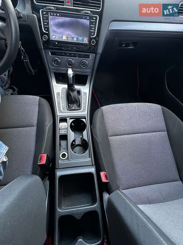 Универсал Volkswagen Golf 2015 в Вышгороде