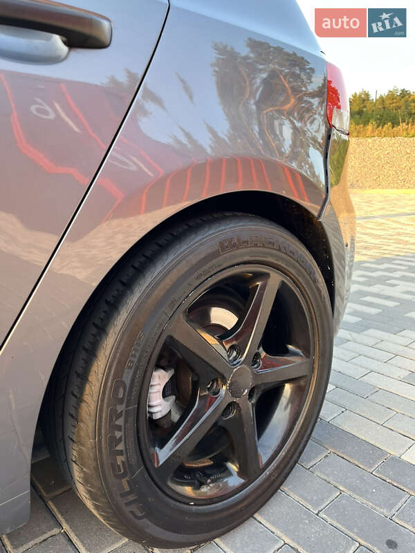 Хэтчбек Volkswagen Golf 2010 в Львове