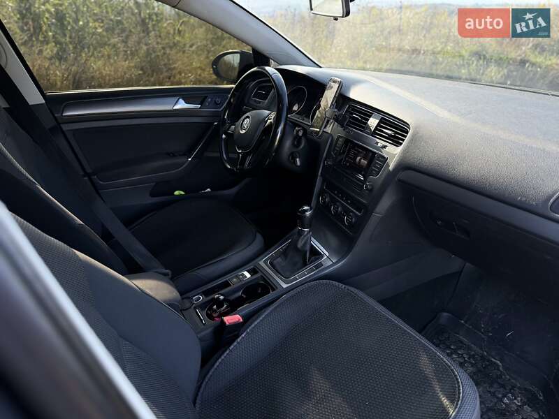 Хэтчбек Volkswagen Golf 2013 в Черновцах