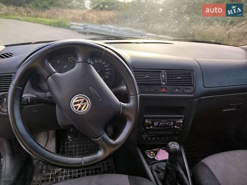Хэтчбек Volkswagen Golf 2001 в Стрые