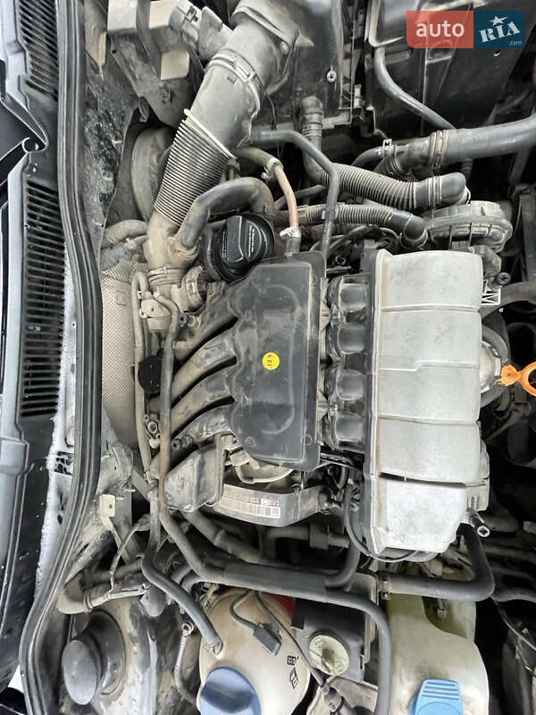 Хэтчбек Volkswagen Golf 2003 в Белогорье