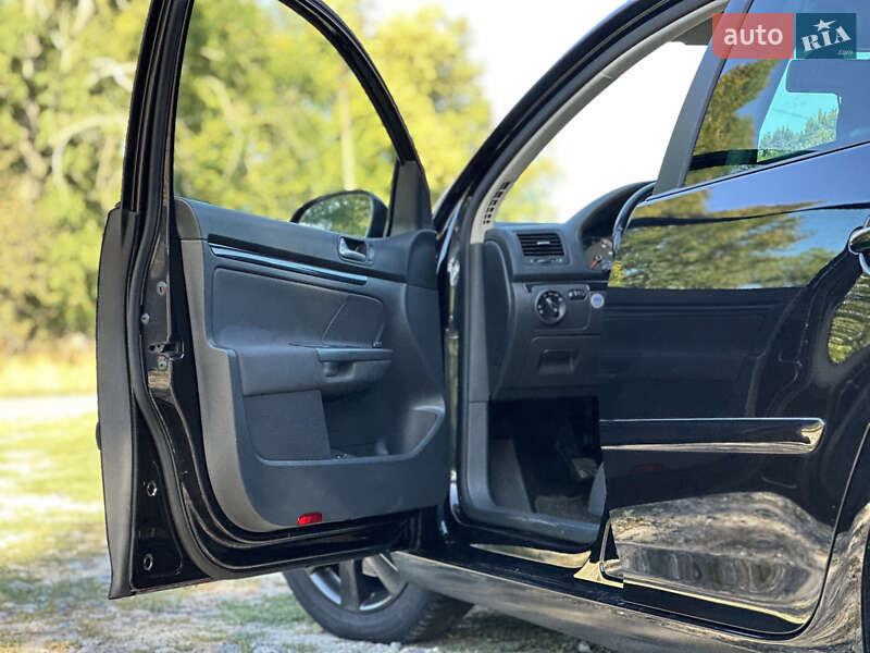 Хетчбек Volkswagen Golf 2008 в Звенигородці