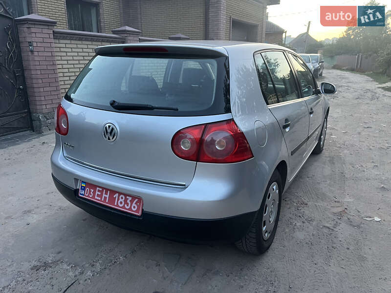 Хетчбек Volkswagen Golf 2004 в Охтирці