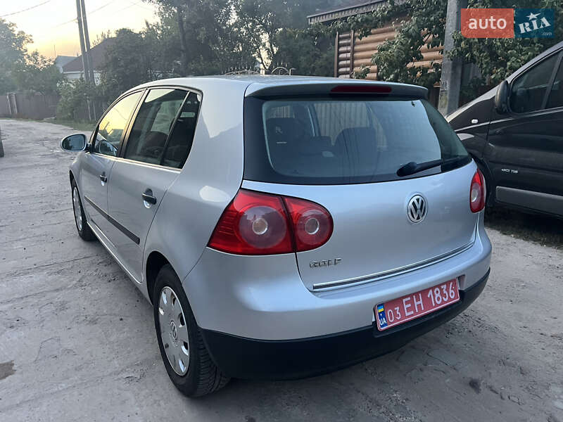 Хетчбек Volkswagen Golf 2004 в Охтирці