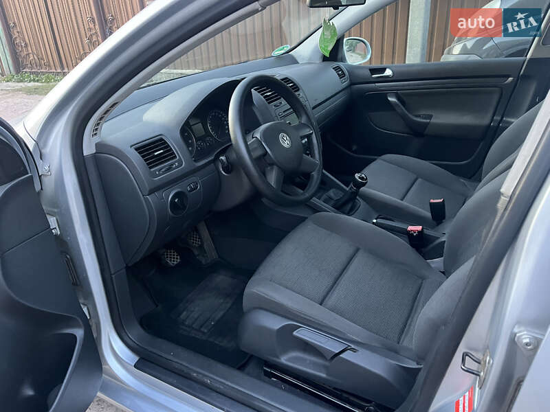 Хетчбек Volkswagen Golf 2004 в Охтирці