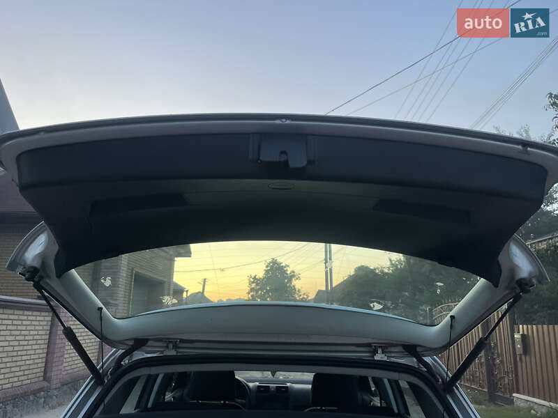 Хетчбек Volkswagen Golf 2004 в Охтирці