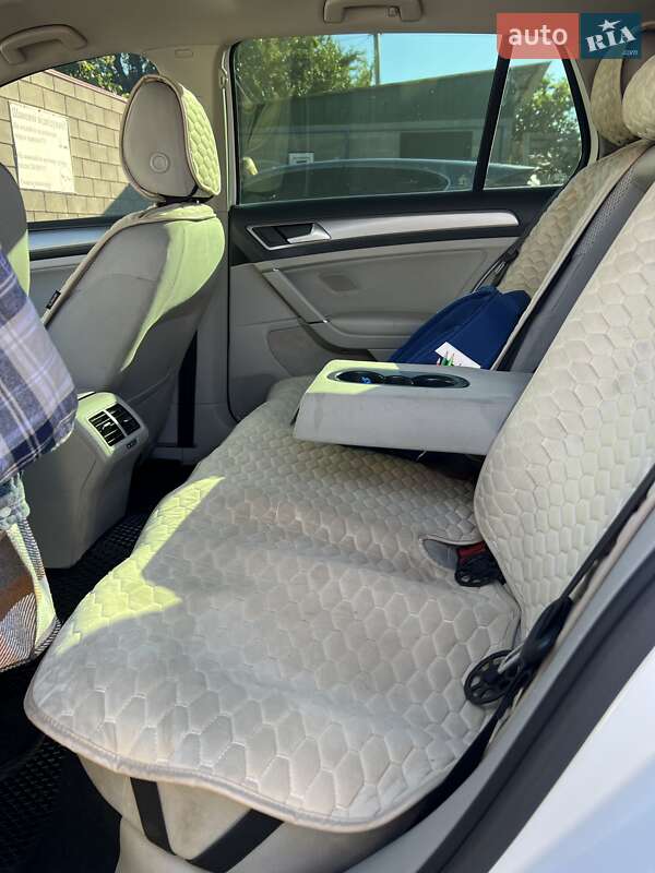 Хетчбек Volkswagen Golf 2015 в Києві