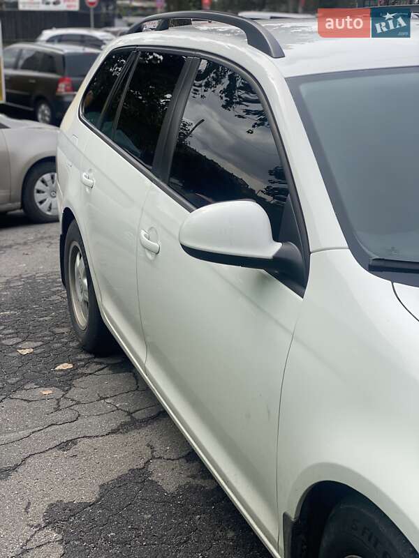 Универсал Volkswagen Golf 2011 в Староконстантинове