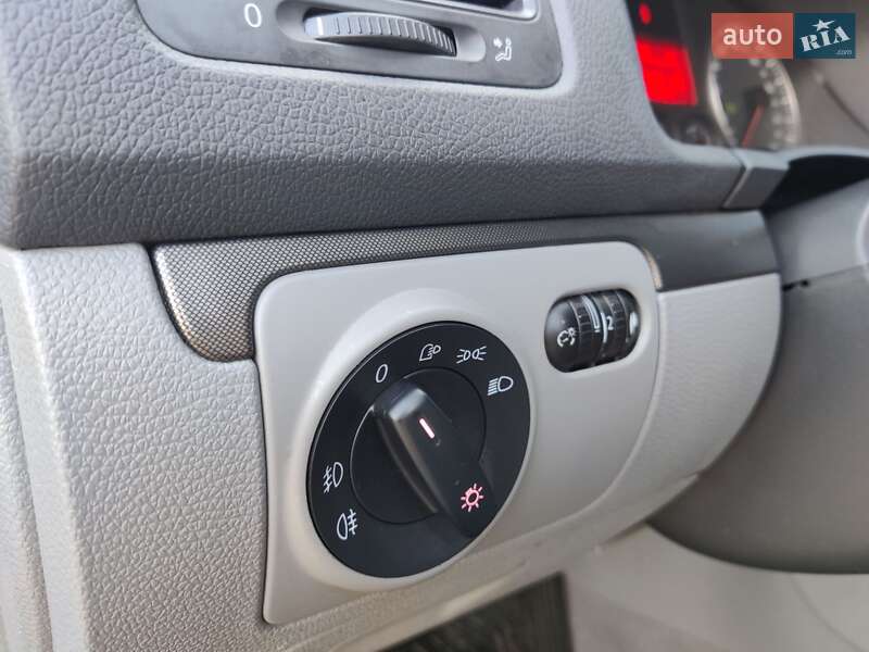 Хэтчбек Volkswagen Golf 2004 в Нововолынске