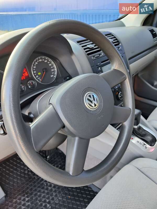 Хэтчбек Volkswagen Golf 2004 в Нововолынске