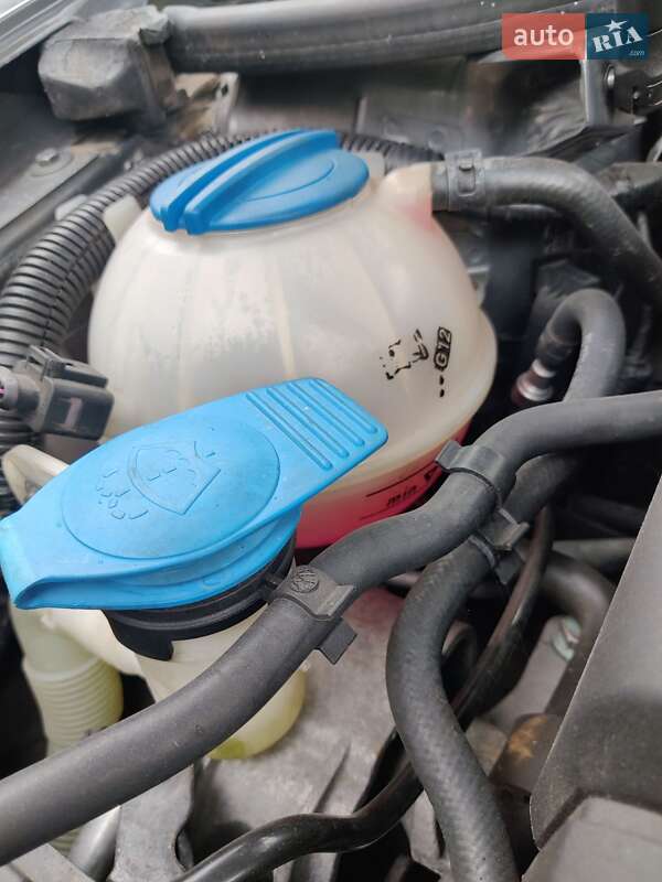 Хэтчбек Volkswagen Golf 2004 в Нововолынске